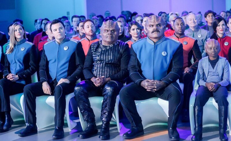 (v.li.): Adrianne Palicki (Cmdr. Kelly Grayson), Seth MacFarlane (Capt. Ed Mercer), Scott Grimes (Lt. Gordon Malloy), Chad L. Coleman (Klyden), Kyra Santoro (Ensign Turco), Peter Macon (Lt. Cmdr. Bortus), J Lee (Lt.Cmdr.John LaMarr), Blesson Yates (Topa), Jessica Szohr (Lt. Talla Keyali). – Bild: ORF/​PRO7/​© 2019 Fox/​Jordan Althaus