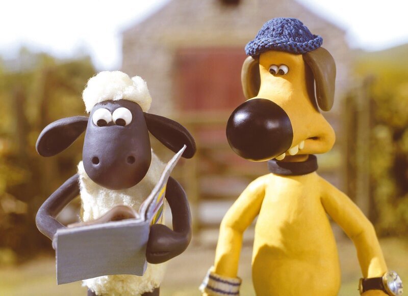 Shaun und sein Freund Bitzer leben auf der Weide eines idyllisch gelegenen Bauernhofes. – Bild: WDR/​Aardman Animations Ltd.