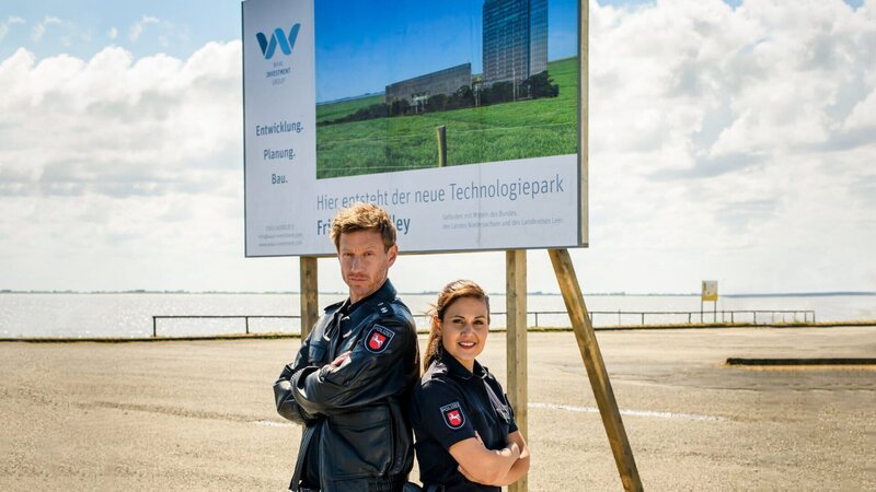 Die digitale Zukunft beginnt in Leer mit dem Friesland-Valley-Technologiepark. Süher Özlügül (Sophie Dal) und Henk Cassens (Maxim Mehmet) fühlen sich mit dem Auftrag der Begleiteskorte für den Investmentmanager nicht wertgeschätzt als Polizisten. – Bild: ZDF und Willi Weber