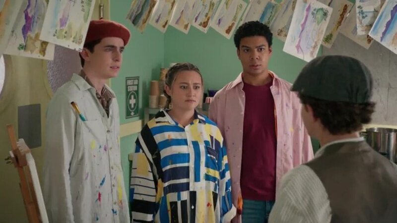 Hinter, v.li.: Ellis Grouch (Ryan Yeates), Meesha Rai (Inessa Tan), Nori Harlow (Noah Akhigbe) – Bild: Paramount