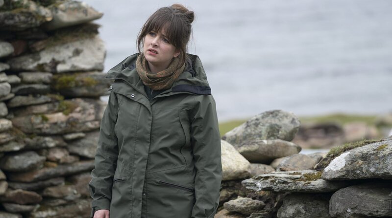 ARD Degeto MORD AUF SHETLAND – AUF DER FLUCHT, am Donnerstag (17.04.25) um 21:45 Uhr im ERSTEN Tosh (Alison O’Donnell) leitet die örtliche Polizei kommissarisch. – Motiv aus Folge2 – – Bild: ITV Studios