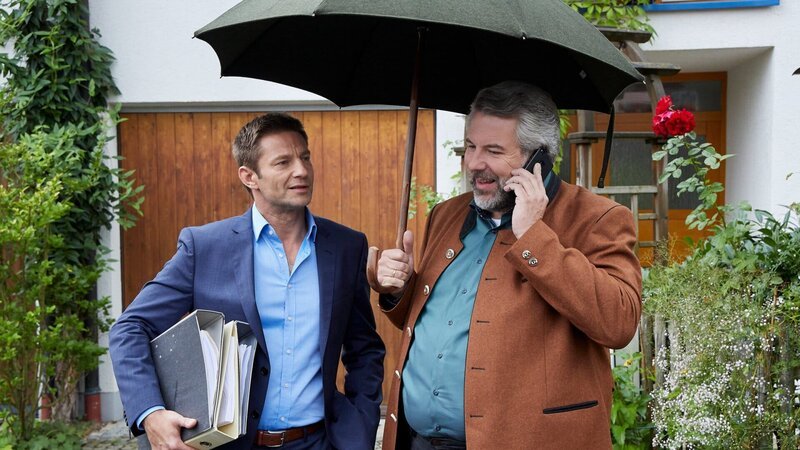 Um die weitere Ermittlungsarbeit voranzutreiben, müssen sich die Kommissare Hansen (Igor Jefti?, l.) und Stadler (Dieter Fischer, r.) mit den Akten des Opfers befassen. – Bild: ZDF und Bojan Ritan