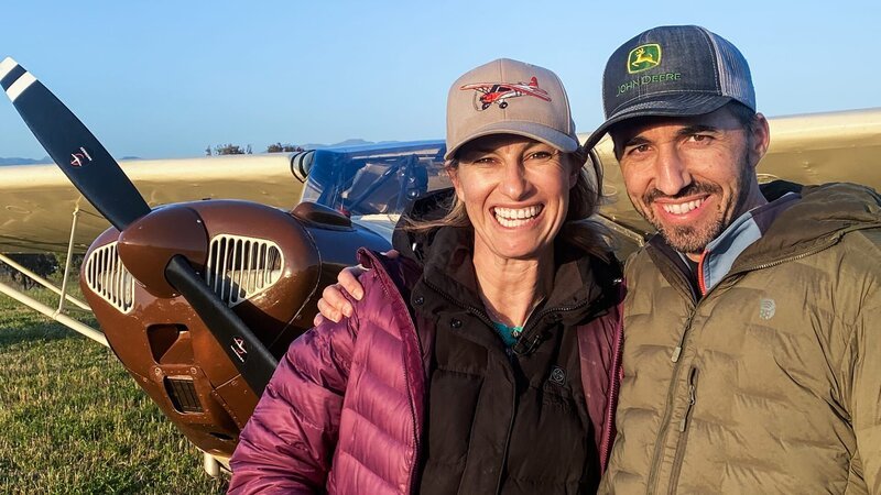 Jackie und Tobias Burch teilen eine gemeinsame Leidenschaft: Die Fliegerei. – Bild: SRF