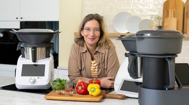 Thermomix und Co. sollen echte Alleskönner in der Küche sein. Häckseln, kneten, kochen, pürieren, wiegen und mittlerweile sogar anbraten. Aber sind kochende Küchenmaschinen wirklich so eine große Hilfe im Küchenalltag? Hauswirtschaftsmeisterin Yvonne Willicks findet es für Sie heraus. – Bild: WDR/​Solis TV/​Melanie Grande