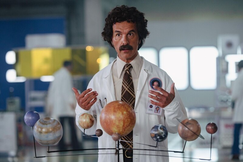 Dr.Georg Friedle (Christoph Maria Herbst) – Bild: Pantaleon Films GmbH /​ Bernd Spauke