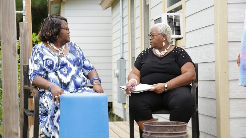 Myesha’s mom and sister talking on porch – Bild: Discovery, Inc.