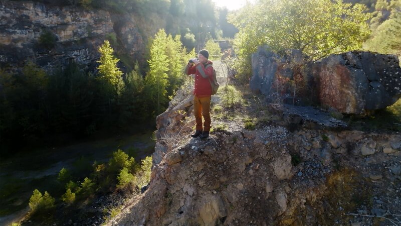 Andreas Kieling in einem Steinbruch in der Eifel.  Als Chronist der Zeit schaut er überall auf der Welt, ob und wie Natur- und Artenschutzprojekte funktionieren. – Bild: ZDF