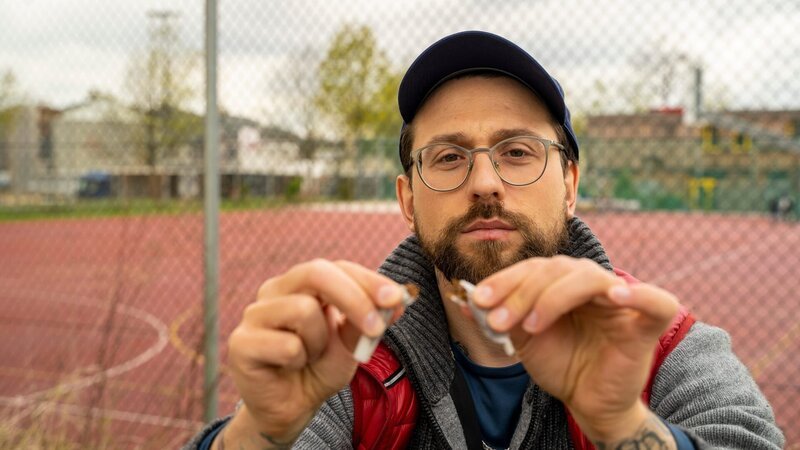Dominik hat seiner Sucht ein Ende gemacht. Joints rauchen ist für ihn tabu. – Bild: ZDF und Jan Sindel