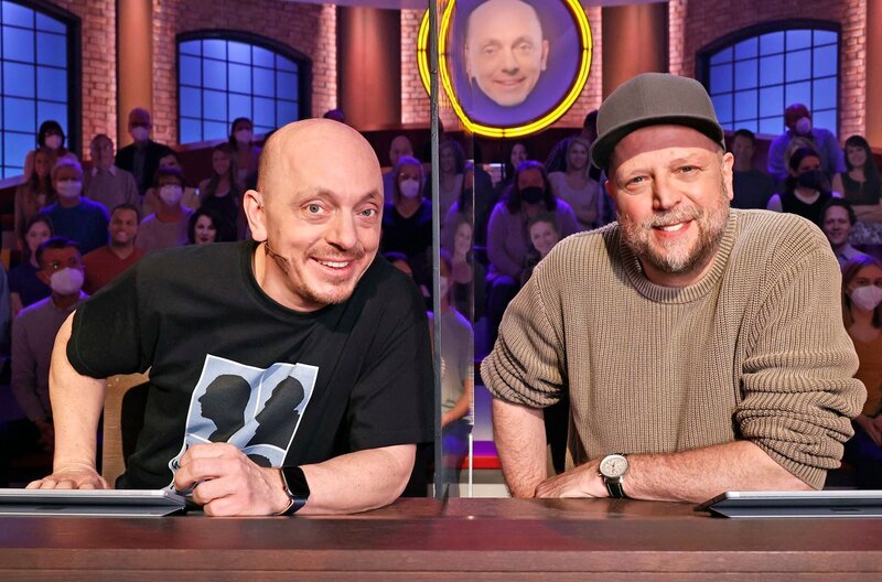 Rateteam-Kapitän Bernhard Hoëcker (l.) und der Musiker Smudo (r.) bilden ein Rateteam. – Bild: ARD/​Morris Mac Matzen