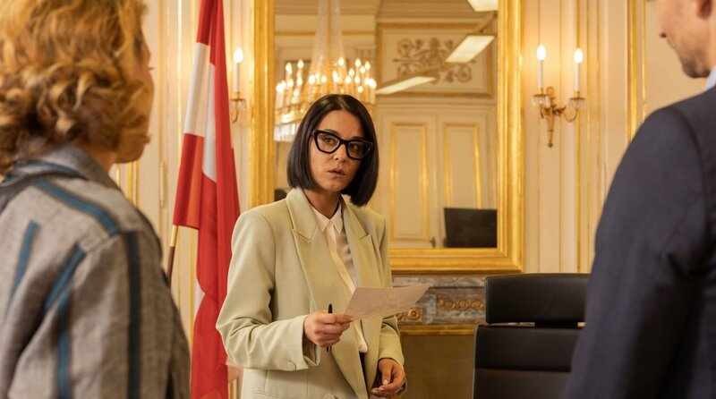 Innenministerin Kerber (Edita Malovčić, Mitte) erfährt vom Ermittler-Duo Malzer (Caroline Frank, li.) und Nassau (August Wittgenstein, re.), dass hochrangige Staatsbeamte in den Fall involviert sind. – Bild: ARD Degeto Film/​Allegro Film/​Anjeza Cikopano