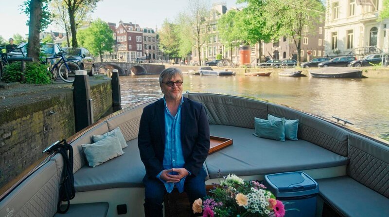 Hape Kerkeling genießt eine Grachtenfahrt in seiner Lieblings Stadt: Amsterdam. – Bild: WDR/Florianfilm GmbH Hape Kerkeling genießt eine Grachtenfahrt in seiner Lieblings Stadt: Amsterdam. – Bild: WDR/Florianfilm GmbH