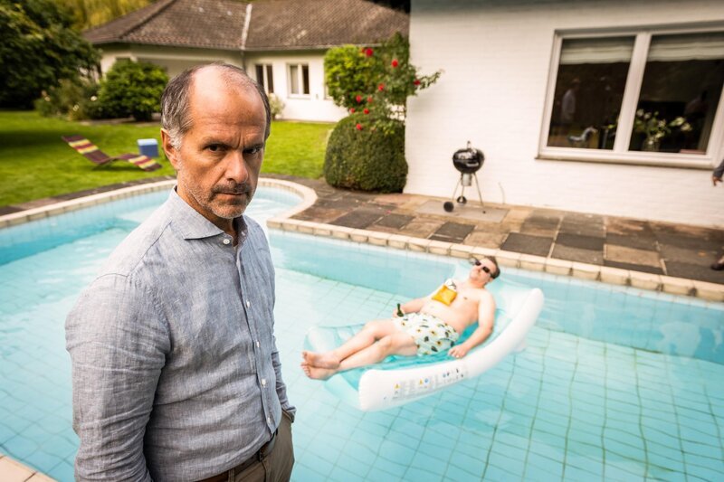 Tilo (Christoph Maria Herbst) bespricht sich mit Siggi (Ronald Kukulies). – Bild: RTL /​ Martin Valentin Menke