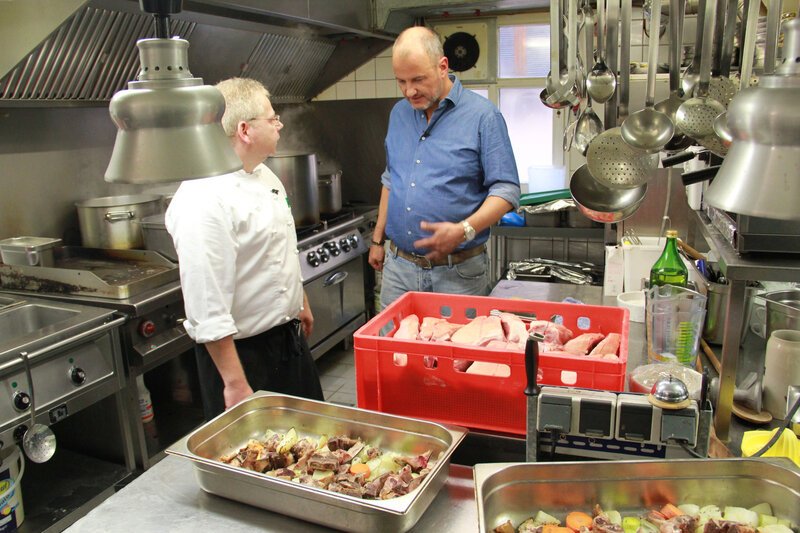 In der Küche des Gasthauses „Grüner Baum“ möchte Sternekoch Frank Rosin (r.) alles auf Vordermann bringen, damit Monika Barth und ihre Angestellten mit ein wenig mehr Hoffnung in die Zukunft blicken können … – Bild: Kabel Eins