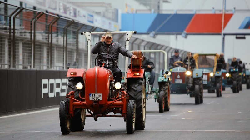 Sven Tietzer und Brunhilde zu Gast auf dem Nürburgring – Bild: NDR/​Cineteam GmbH