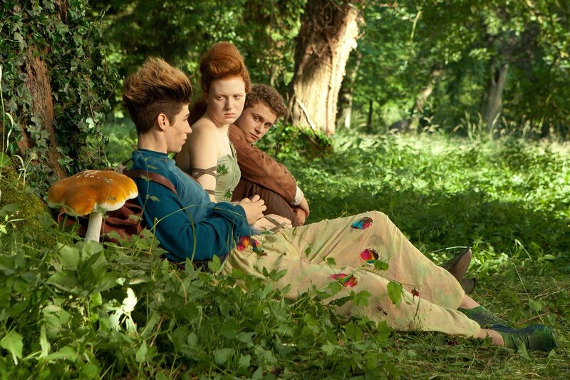Markus (Maximilian Gehrlinger, li.), Flora (Alissa Wilms) und Jasper (Rafael Gareisen) lernen sich im Wald kennen. – Bild: rbb/​Daniela Incoronato