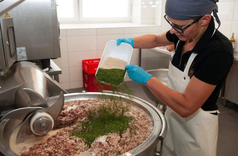 Annette Jung gibt Kräuter zum Fleisch im Kutter – Bild: SWR