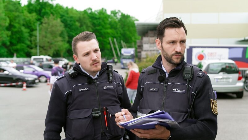 L-R: Marco Kammer and Dennis Hecht from the Ravensburg Police Department. – Bild: Warner Bros. Discovery, Inc. or its subsidiaries and affiliates.