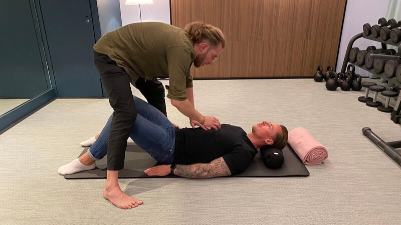 Wim Hof Instructor Rafael Dunajski (l.) und Schönheits-Doc Nico Weinkauf. – Bild: RTL /​ Filet Film /​ Selbstoptimierung