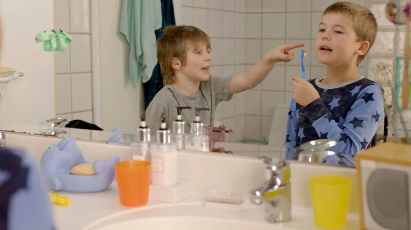 Hugo und Marlon singen gemeinsam im Badezimmer (von li nach re: Petter Mortensen, Martin Evensen). – Bild: WDR/​NRK Super 2017
