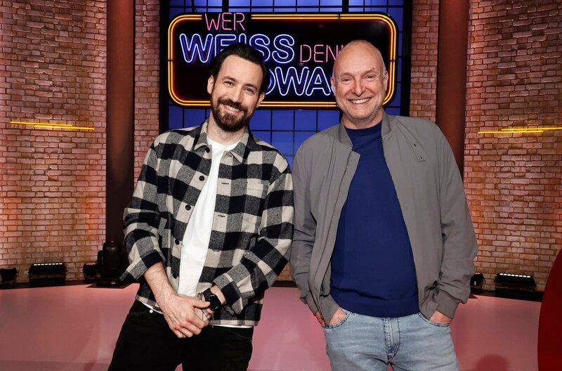 Treten bei „Wer weiß denn sowas?“ als Kandidaten gegeneinander an: Der Fernsehmoderator Jan Köppen (l.) und der Fernsehmoderator Frank Buschmann (r.). – Bild: ARD/​Morris Mac Matzen