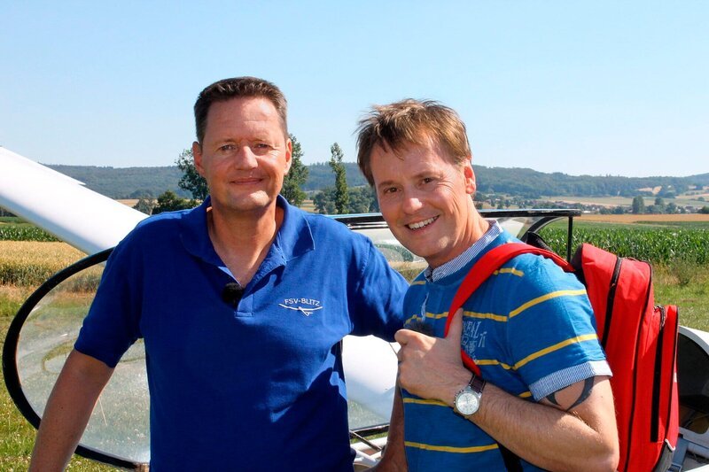 Moderator Stefan Pinnow (r) mit Martin Lange, Vorsitzender der Flugsportvereinigung „Blitz“ bei Marburg. – Bild: HR/​WDR/​Richard Hofer