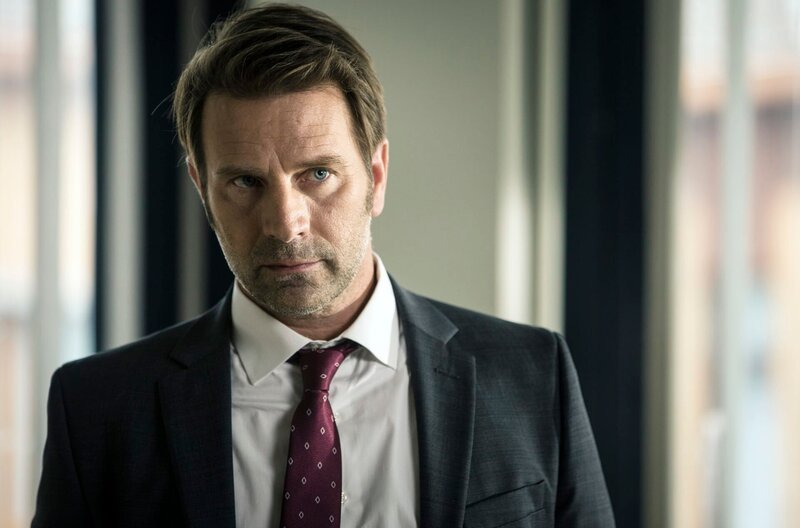Thomas Leclercq (Thomas Jouannet) ist als Ehemann und Vorgesetzter in einer problematischen Doppelrolle. – Foto aus Episode 2 „Auf Leben und Tod“ – – Bild: ARD Degeto/ndF international Productions/Les Gens/Gardner & Domm/France TV/Jo Voets Thomas Leclercq (Thomas Jouannet) ist als Ehemann und Vorgesetzter in einer problematischen Doppelrolle. – Foto aus Episode 2 „Auf Leben und Tod“ – – Bild: ARD Degeto/ndF international Productions/Les Gens/Gardner & Domm/France TV/Jo Voets