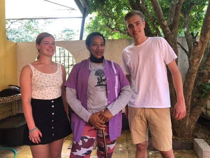Ein Highlight auf Curacao für die beiden Deutschen Lara und Moritz: sie treffen Odette Doest. Die Tierärztin kümmert sich seit vielen Jahren um verletzte Meeresschildkröten. Ohne ihre Hilfe würden die Tiere nicht überleben. – Bild: ZDF Ein Highlight auf Curacao für die beiden Deutschen Lara und Moritz: sie treffen Odette Doest. Die Tierärztin kümmert sich seit vielen Jahren um verletzte Meeresschildkröten. Ohne ihre Hilfe würden die Tiere nicht überleben. – Bild: ZDF