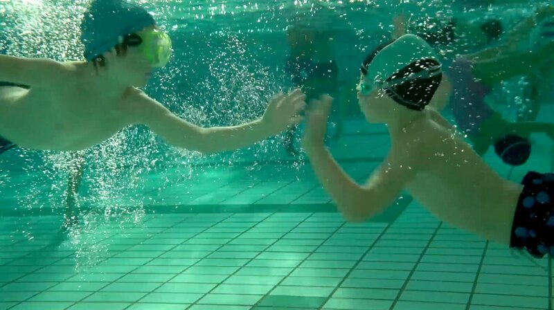 Hugo und Marlon sind zwei echte Wasserratten (v.l.n.r. Petter Mortensen, Martin Evensen). – Bild: WDR/​NRK Super