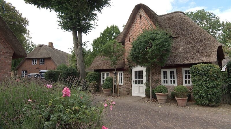 Gebäude in dem friesischen Dorf Nieblum auf Föhr. – Bild: BR/HR Gebäude in dem friesischen Dorf Nieblum auf Föhr. – Bild: BR/HR
