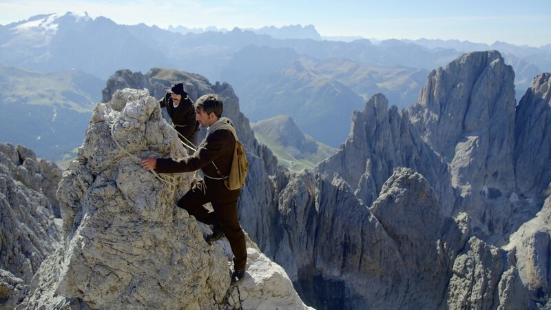 Bergsteiger auf dem Gipfel des Langkofel. – Bild: Bergblick