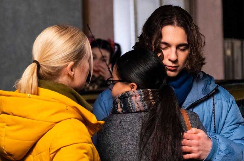 Till verabschiedet sich von Lien. Von links: Vera ( Sybille Waury), Lien (Nui Nguyen) und Till (Marinus Hohmann). – Bild: BR/​Lena Semmelroggen