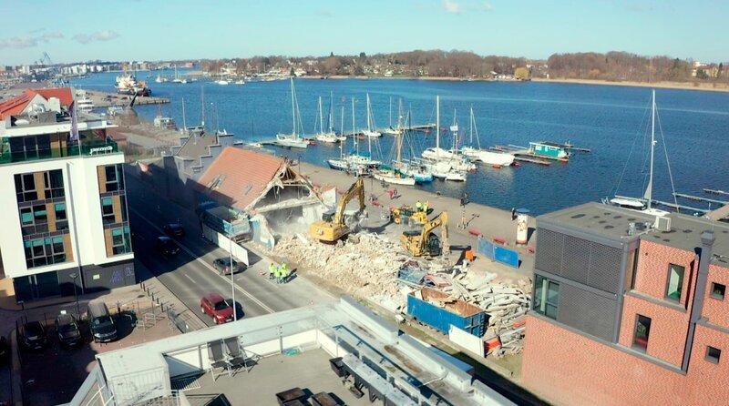 Frühjahr 2022: Am Stadthafen Rostock entsteht ein Neubau, der später zwei Restaurants beinhalten soll. – Bild: NDR/​Populärfilm Media GmbH