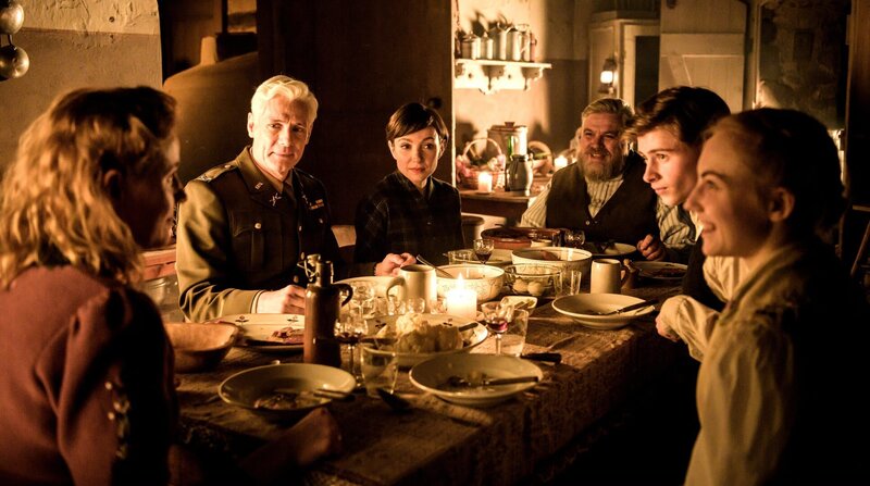 Die ganze Familie Kastner fühlt sich geehrt, als Colonel McCoy und seine Frau Julia bei ihnen zu Gast sind. – Bild: SWR/​FFP New Media GmbH/​Martin Va