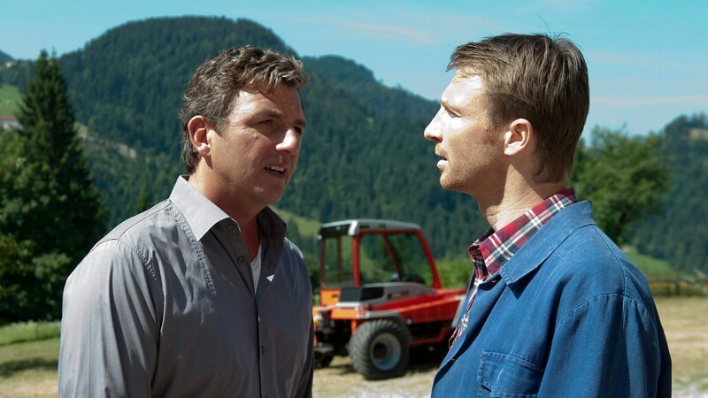 Martin Gruber (Hans Sigl, l.) und Hans (Heiko Ruprecht) geraten wegen Anne aneinander. – Bild: ZDF und Thomas R. Schumann
