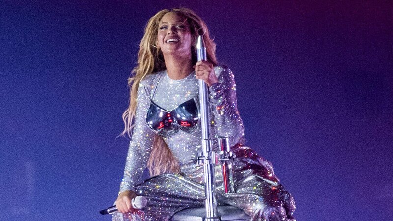 Bei ihrer „Renaissance Tour 2023“ in Cardiff tritt Beyoncé ganz in Glitzer auf. – Bild: ZDF und IMAGO