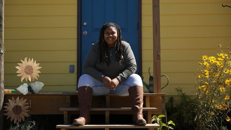 Myesha smiling on her front stoop – Bild: TLC