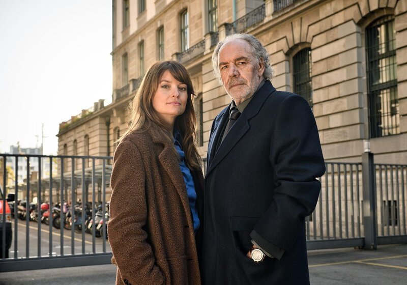 Der Anwalt ohne Lizenz Thomas Borchert (Christian Kohlund) und seine Kanzleichefin Dominique Kuster (Ina Paule Klink) übernehmen die Verteidigung eines Taxifahrers, der beschuldigt wird, den Mord an einem Fahrgast begangen haben soll, der als afrikanischen Investigativ-Journalisten tätig war. – Bild: ARD Degeto/​Patrick Pfeiffer