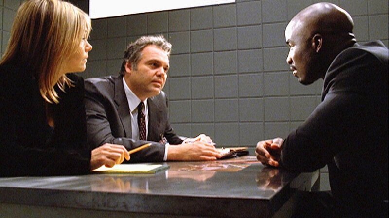 Detective Alexandra Eames (Kathryn Erbe) und Detective Robert Goren (Vincent D’Onofrio, M.) verhören den Chauffeur Dave (Mike Colter). Hat er etwas mit dem Mord an einem Richter zu tun? Die Verwendung des sendungsbezogenen Materials ist nur mit dem Hinweis und Verlinkung auf TVNOW gestattet. – Bild: RTL