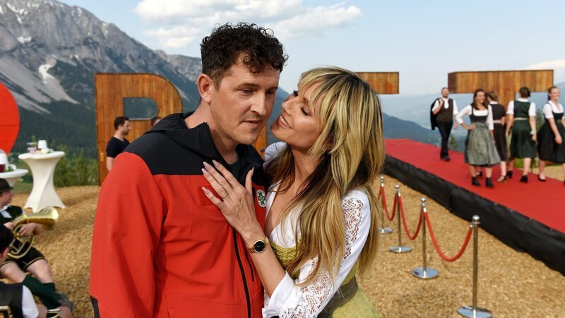 Bergretter Rudi (Michael Pascher) ist hin und weg von der Event-Managerin Isabell Klett (Heidi Klum). – Bild: ZDF und Barbara Bauriedl