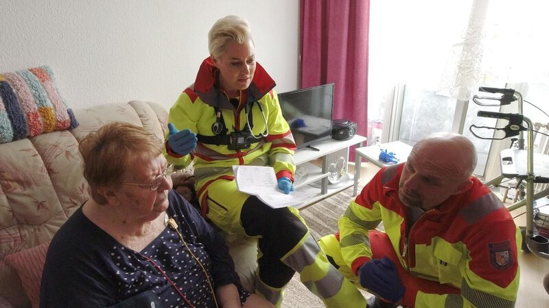 Doc Caro und Björn reden mit Frau Kräckel (l.). – Bild: RTL