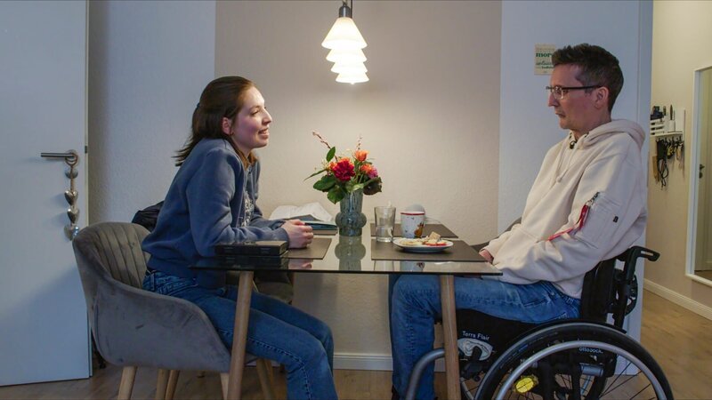 Annika unterstützt ihren Partner Johannes, der nach einem Fahrradunfall Einschränkungen hat. – Bild: ZDF und Felix Weymann