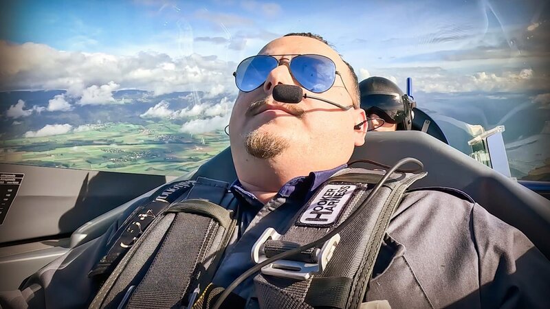Mission: EAZ Rapper EAZ hat Höhenangst – und muss trotzdem Manöver fliegen Staffel 1 Folge 5 Abgehoben: Rapper EAZ über den Wolken – Bild: SRF