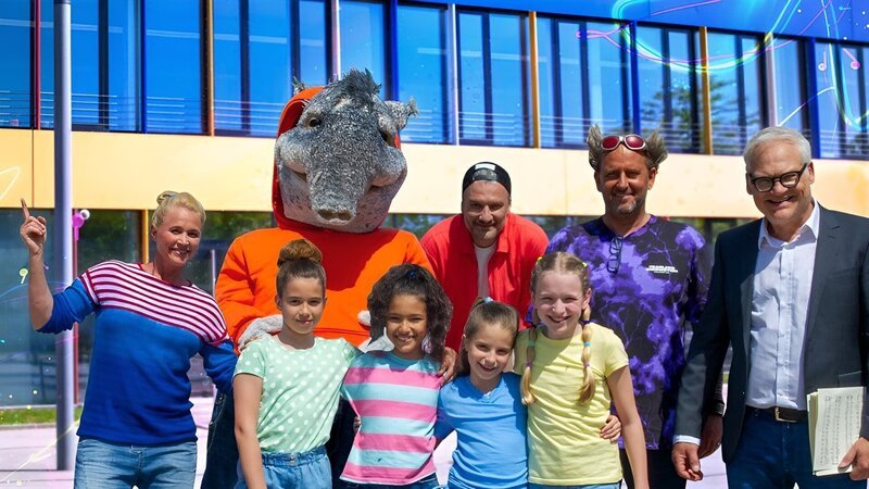 Der TanzTapir sorgt für Chaos in der Schule. Kann die TanzAlarm-Crew ihm da raushelfen? – Bild: KiKA/​ZDF/​Ron Bergmann