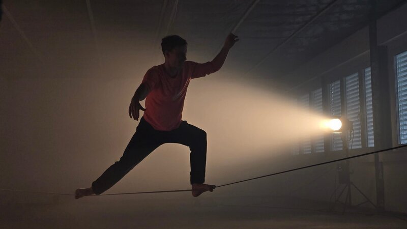 Barfuß auf dünnem Seil: Slackline-Weltmeister Friedi Kühne hat nur eine 25 Millimeter-Slackline zwischen sich und der Tiefe. – Bild: ZDF und Dennis Mätzig