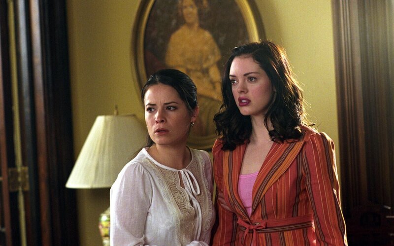 Zwei Brüder aus Leos alter Schulzeit versuchen, Piper (Holly Marie Combs, l.) zu töten, was ihnen auch fast gelingt. Im letzten Augenblick kommt Paige (Rose McGowan, r.) zu Hilfe. – Bild: 2019 CBS Studios Inc. All Rights Reserved. Lizenzbild frei