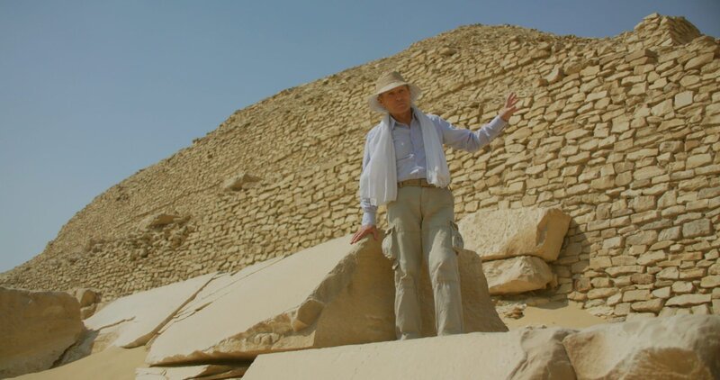 Der französische Ägyptologe Audran Labrousse vor einer Pyramide der Nekropole Sakkara. – Bild: Patrick Acum /​ BBC /​ Blakeway Productions