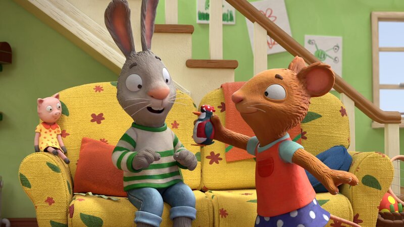 Posy überreicht ihrem Freund Pip ein tolles Geschenk, einen Pinguin-Piraten. Ob er Pip auch so gut gefällt wie ihr? – Bild: ZDF/​Magic Light Pictures LTD 2021