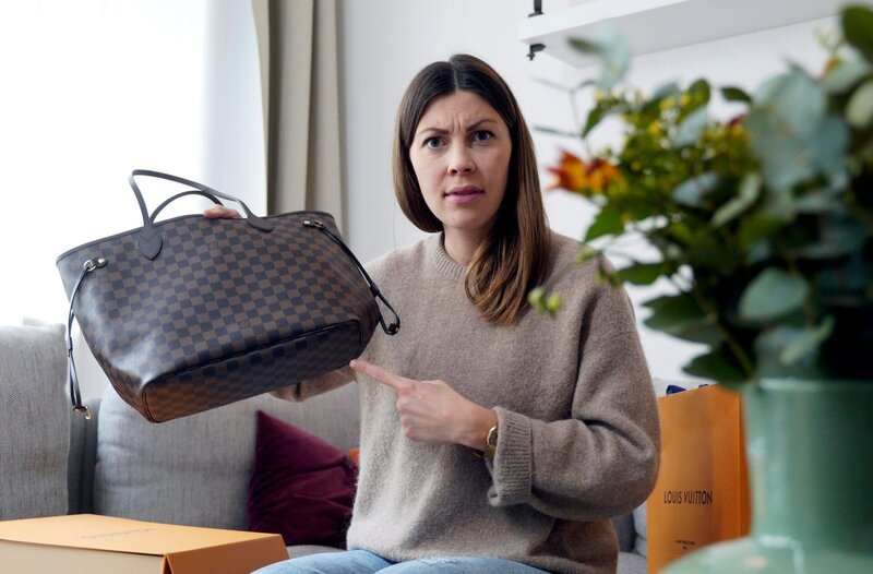 Teure Luxusfakes: Y-Kollektiv-Reporterin Laura Kipfelsberger bestellte für viel Geld dieses Louis-Vuitton-Imitat in China. – Bild: HR/Aaron Karasek Teure Luxusfakes: Y-Kollektiv-Reporterin Laura Kipfelsberger bestellte für viel Geld dieses Louis-Vuitton-Imitat in China. – Bild: HR/Aaron Karasek