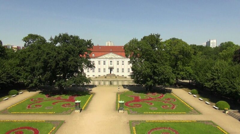 Eine Tour zu den schönsten Gärten Berlins. Vom Rosengarten im Humboldthain über den Britzer Garten bis zu den Gärten im Tierpark Berlin. Bezaubernde Orte, spannende Einblicke in die Natur und echte Geheimtipps. – Garten im Tierpark Friedrichsfelde. – Bild: rbb