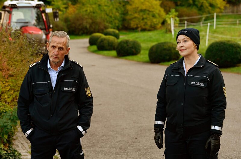 Paul Schott (Tim Wilde, l.) und Nele Fehrenbach (Floriane Daniel, r.) informieren die Angehörigen über den Tod des ältesten Nachkommen der Unternehmerdynastie Guldenstein. – Bild: ARD/​Laurent Trümper